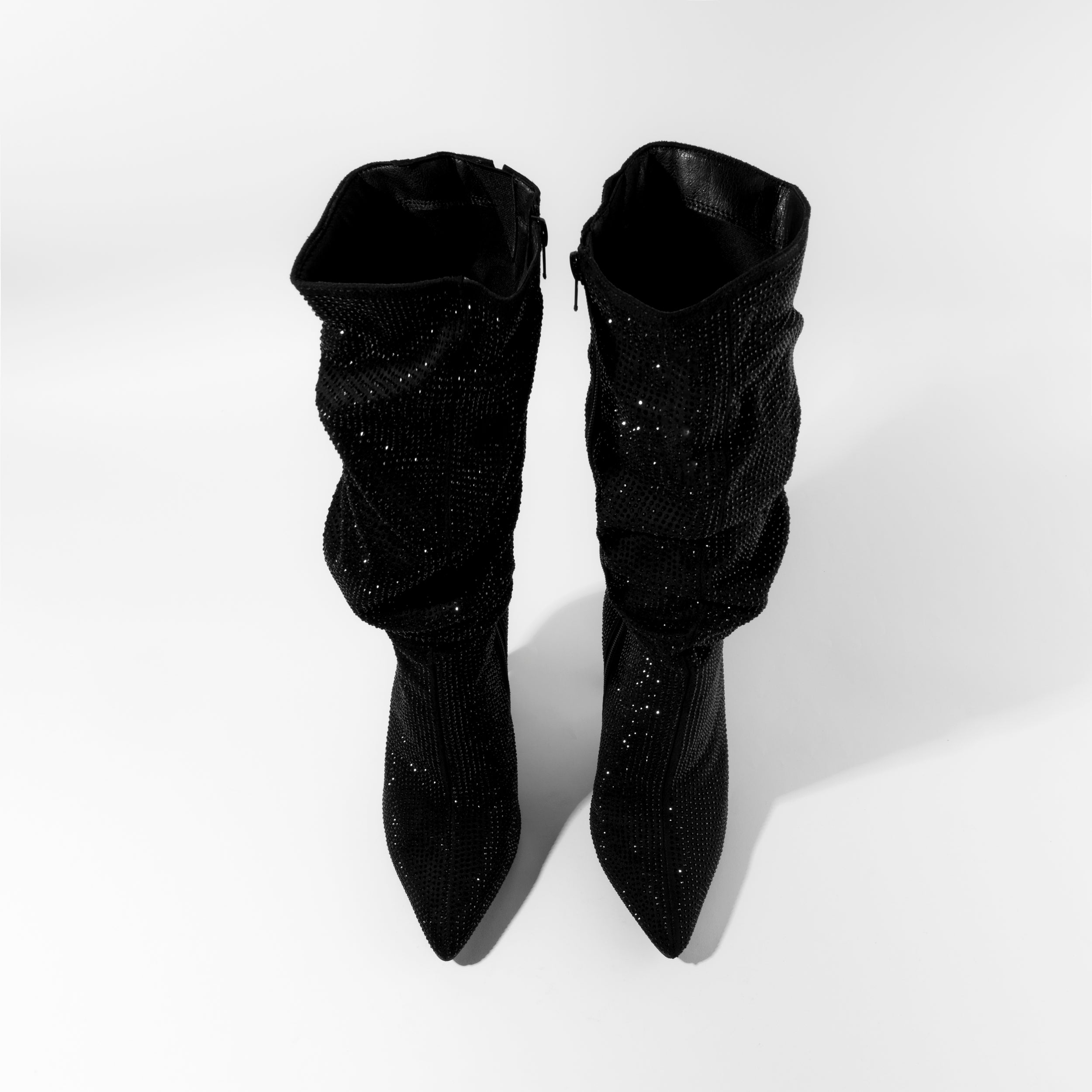 bota negra tacón de aguja